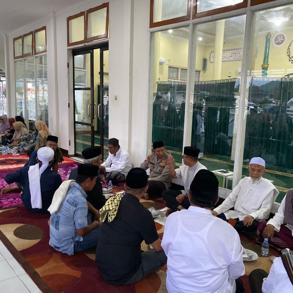 Kapolres Sumbawa Barat Duduk Bersama Masyarakat, Nikmati Kebersamaan Buka puasa bersama.