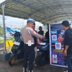 Sipropam Polsek Kawasan Pelabuhan Lb. Lombok Sosialisasikan Yanduan QR Code Propam kepada Pemudik di Kayangan