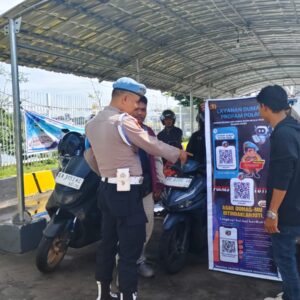 Sipropam Polsek Kawasan Pelabuhan Lb. Lombok Sosialisasikan Yanduan QR Code Propam kepada Pemudik di Kayangan