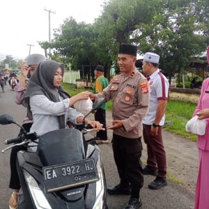 Tebar Kebaikan di Bulan Suci, Polsek Plampang dan Bhayangkari Bagi 100 Paket Takjil ke Masyarakat