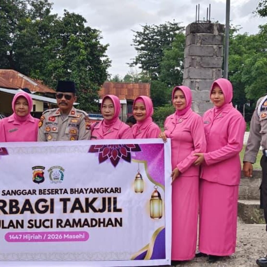 Jelang Berbuka Puasa, Polsek Sanggar Bersama Bhayangkari Bagikan Ratusan Paket Takjil