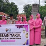 Jelang Berbuka Puasa, Polsek Sanggar Bersama Bhayangkari Bagikan Ratusan Paket Takjil
