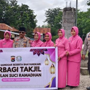 Jelang Berbuka Puasa, Polsek Sanggar Bersama Bhayangkari Bagikan Ratusan Paket Takjil