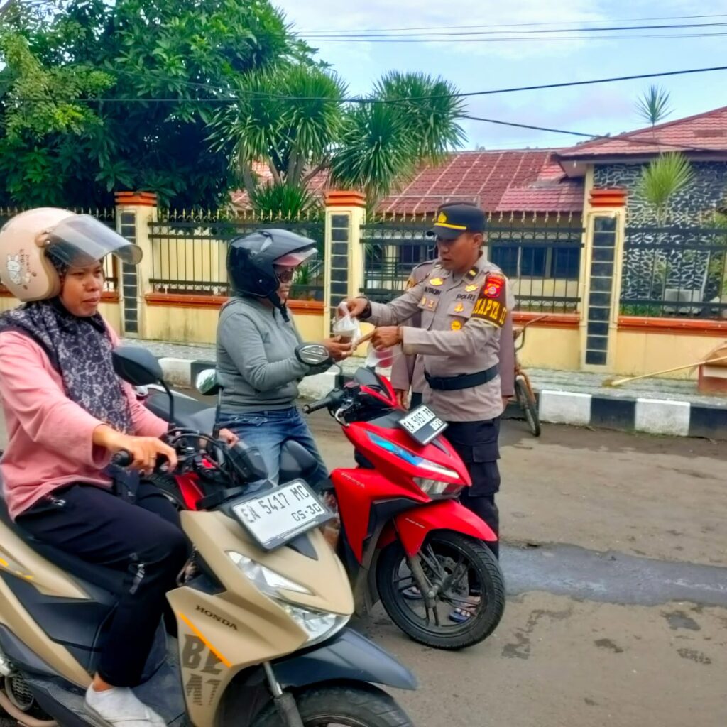 Berbagi Berkah Ramadan, Gabungan Sat Tahti, SiTIK dan SPKT Polres Dompu Bagikan 250 Takjil untuk Pengguna Jalan