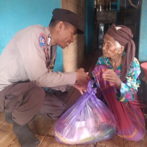 Pengabdian Tulus dan Peka Terhadap Sesama, Bhabinkamtibmas Polsek Woha Salurkan Bantuan Sosial Bagi Lansia di Desa Binaannya