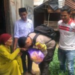 “Polri Untuk Masyarakat” Bhabinkamtibmas Polsek Woha Sambangi Lansia dan Salurkan Paket Sembako”