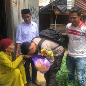 “Polri Untuk Masyarakat” Bhabinkamtibmas Polsek Woha Sambangi Lansia dan Salurkan Paket Sembako”