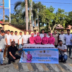“Ikhlas Berbagi” Satreskrim Polres Bima Kabupaten Bersama Bhayangkari Bagikan Ratusan Paket Takjil Berbuka Puasa