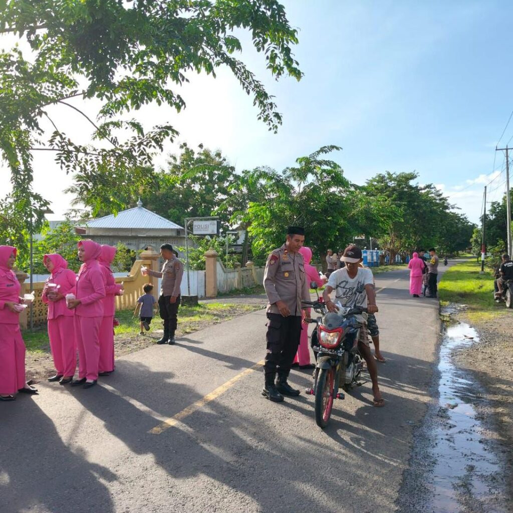 Perkuat Kedekatan dengan Warga, Polsek Pekat Bagikan Takjil Gratis di Jalan Raya