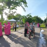 Perkuat Kedekatan dengan Warga, Polsek Pekat Bagikan Takjil Gratis di Jalan Raya