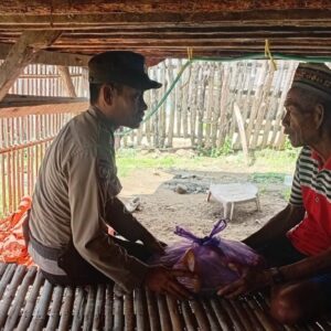 “Porli Perduli” Bhabinkamtibmas Polsek Woha Salurkan Bantuan Sembako Bagi Lansia di Desa Binaannya