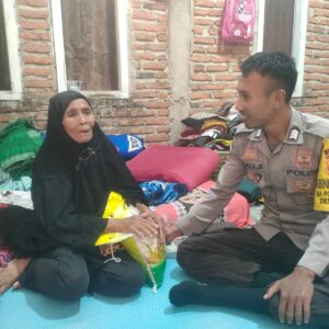 Berbagi Kebahagiaan di Bulan Suci Ramadhan, Bhabinkamtibmas Polsek Belo Salurkan Sembako Bagi Lansia