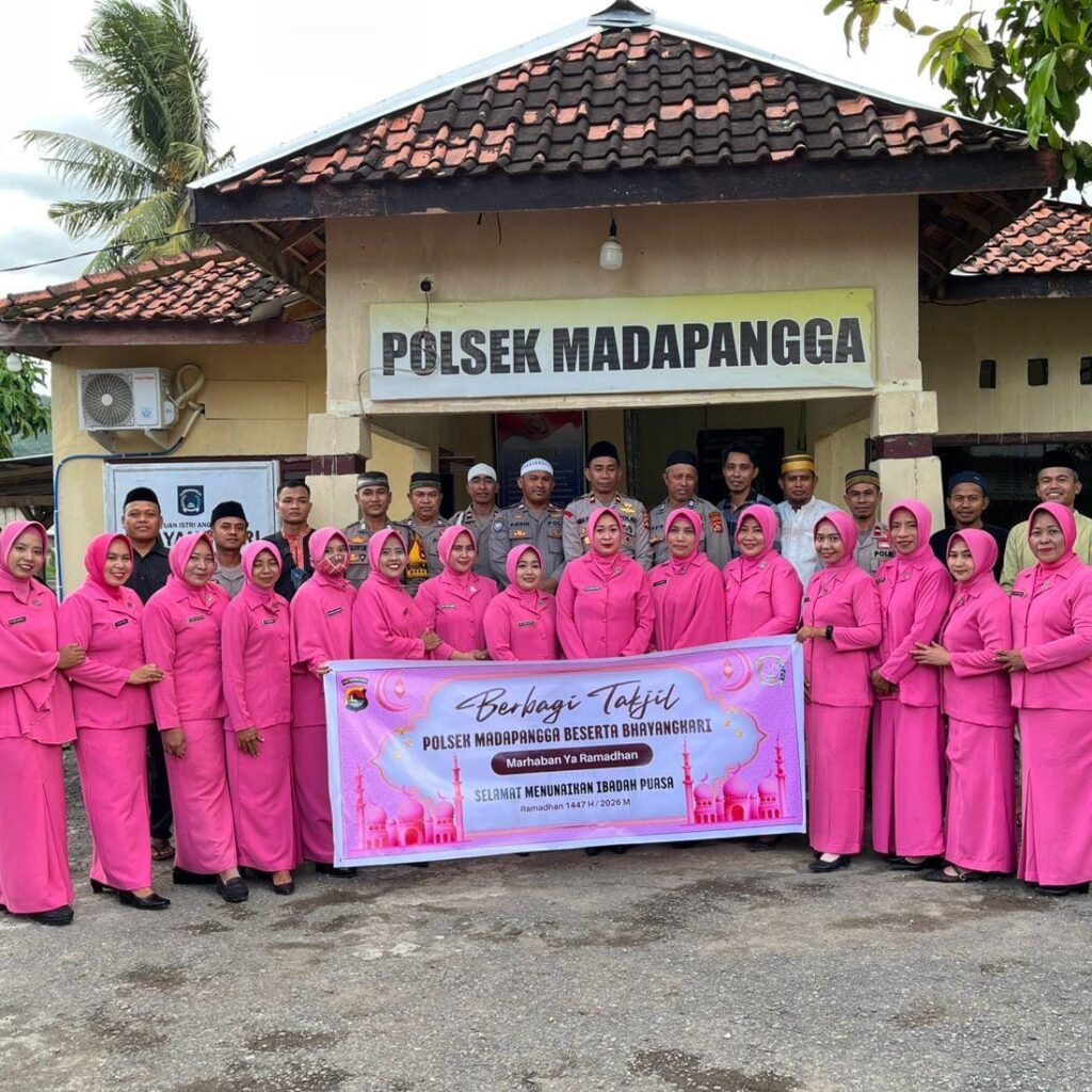 Meraih Berkah Dalam Kebersamaan, Polsek Madapangga Bersama Bhayangkari Bagikan Takjil Berbuka Puasa