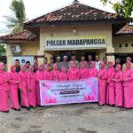 Meraih Berkah Dalam Kebersamaan, Polsek Madapangga Bersama Bhayangkari Bagikan Takjil Berbuka Puasa