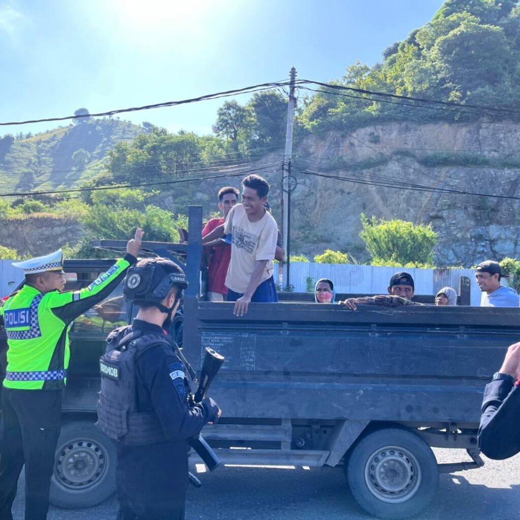 Personel Ops Ketupat Rinjani 2026 Laksanakan Pengaturan Lalu Lintas dan Teguran Humanis di Pos Pam Amahami