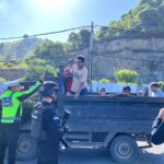 Personel Ops Ketupat Rinjani 2026 Laksanakan Pengaturan Lalu Lintas dan Teguran Humanis di Pos Pam Amahami