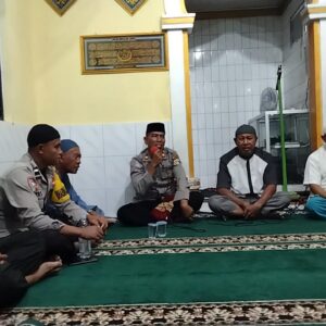 Sat Binmas Polres Bima Kota Berikan Himbauan Kamtibmas dan Penyuluhan Bahaya Narkoba di Musholla Farihal Muhtadin