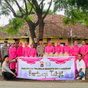 Momentum Bulan Suci Ramadhan, Polsubsektor Palibelo Bersama Bhayangkari Bagikan Takjil Berbuka Puasa