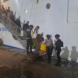 Personel Ops Ketupat Rinjani 2026 Amankan Kedatangan Kapal KM AWU di Pelabuhan Bima