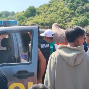 Polsek Sape Polres Bima Kota Evakuasi Mayat yang Ditemukan di Tepi Pantai Desa Kowo
