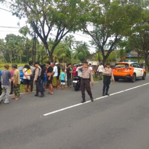 Patroli Ops Ketupat Rinjani 2026, Personel Polda NTB Evakuasi Korban Kecelakaan di Bypass Mandalika