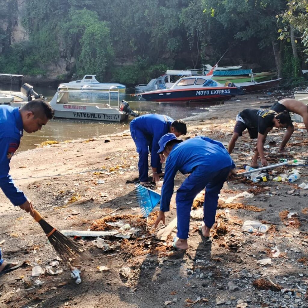 Jaga Kelestarian Pesisir, Sat Polairud Polres Sumbawa Gelar Aksi Asri Dan Polisi Penolong