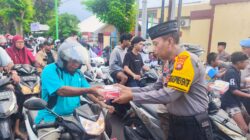 Ramadhan Berkah, Polres Sumbawa Bagikan Takjil Gratis Untuk Masyarakat
