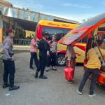 **Personel Pos Yan Taliwang Intensifkan Patroli di Terminal Tana Mira, Sampaikan Himbauan Kamtibmas Jelang Mudik Lebaran**
