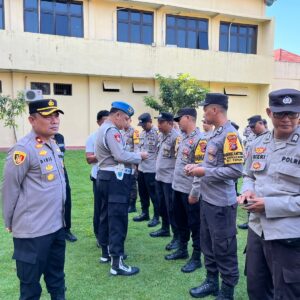 Tingkatkan Kedisiplinan, Wakapolres Sumbawa Cek Kelengkapan Perorangan Bhabinkamtibmas
