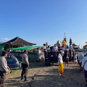 Wujud Toleransi, Personel Polsek Plampang Kawal Ritual Nyepi Umat Hindu di Pantai Boro Liang Dewa