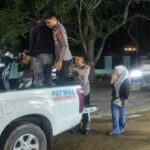 Personel Pos Yan Operasi Ketupat Rinjani Polres Bima Kabupaten Bantu Pemudik Yang Mengalami Pecah Ban