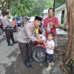 Dalam rangka meningkatkan kepedulian sosial di bulan suci Ramadhan serta mempererat hubungan dengan masyarakat, Polres Dompu melaksanakan kegiatan pembagian takjil kepada masyarakat yang melintas di depan Mako Polres Dompu, Senin (16/3/2026) sekitar pukul 16.30 WITA hingga selesai.  Kegiatan tersebut dipimpin oleh: AKP Saiful Anhar (Plh. Kabag Log) AKP Zuharis (Kasi Propam) AKP Rusdi (Kasikum) serta melibatkan anggota Bag Logistik dan anggota Provos Polres Dompu.  Pembagian takjil diberikan kepada para pengguna jalan, baik pengendara roda dua maupun roda empat yang melintas menjelang waktu berbuka puasa. Kegiatan ini disambut antusias oleh masyarakat yang merasa terbantu dan diapresiasi atas kepedulian dari jajaran Polres Dompu.  Di sela-sela kegiatan, personel juga menyampaikan imbauan kamtibmas dan kamseltibcarlantas kepada masyarakat agar senantiasa tertib berlalu lintas, mematuhi aturan di jalan raya, serta meningkatkan kewaspadaan, khususnya menjelang arus mudik Lebaran.  Adapun maksud dan tujuan dari kegiatan pembagian takjil ini adalah sebagai bentuk kepedulian Polri kepada masyarakat, mempererat silaturahmi, serta menciptakan situasi kamtibmas yang aman dan kondusif selama bulan Ramadhan.  Kapolres Dompu AKBP Sodikin Fahrojin Nur, S.I.K., melalui Kasi Humas IPTU I Nyoman Suardika menyampaikan bahwa kegiatan ini merupakan wujud nyata kehadiran Polri di tengah masyarakat.  “Kegiatan berbagi takjil ini bukan hanya sekadar berbagi makanan untuk berbuka puasa, tetapi juga sebagai sarana untuk menjalin kedekatan dengan masyarakat serta menyampaikan pesan-pesan penting terkait keamanan dan keselamatan, khususnya menjelang mudik Lebaran,” ungkapnya.  Lebih lanjut, ia berharap melalui kegiatan ini dapat menumbuhkan rasa kebersamaan serta meningkatkan kesadaran masyarakat akan pentingnya menjaga keamanan dan ketertiban di lingkungan masing-masing. Selama kegiatan berlangsung, situasi terpantau aman, tertib, dan lancar
