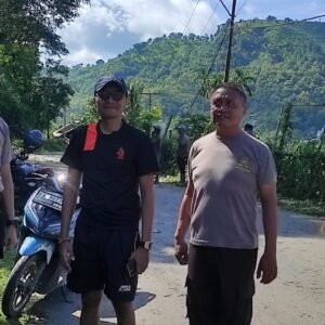 Jelang Idul Fitri, Polsek Rasanae Timur Bersama Warga Gotong Royong Bersihkan Jalan Dodu