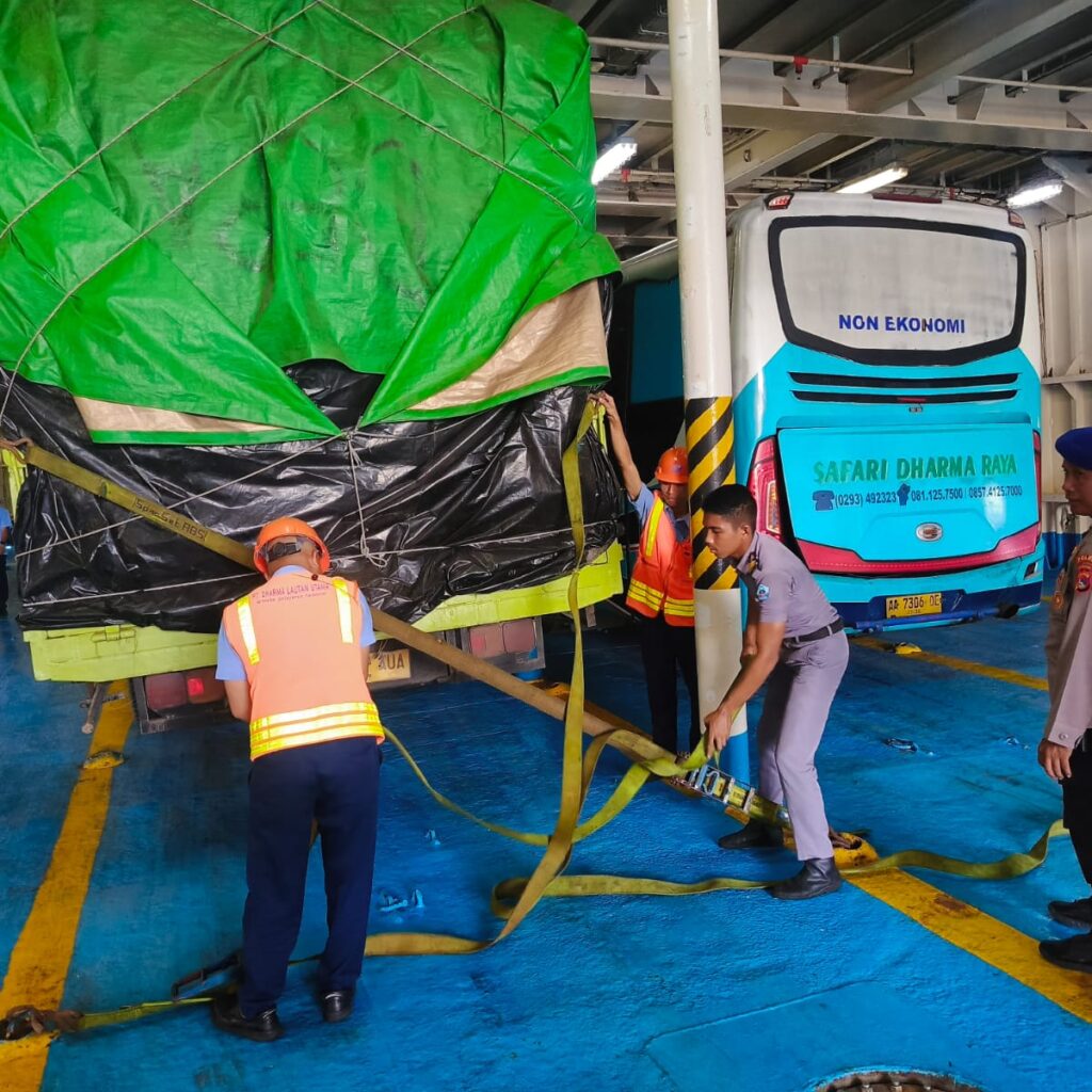 Pastikan Keselamatan Penumpang, Ditpolaurud Polda NTB Bersama KSOP Awasi Bongkar Muat di Pelabuhan Lembar