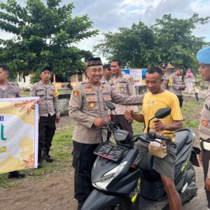 Menjelang Berbuka Puasa, Polsek Tambora Bagikan Takjil Berbuka Puasa Bagi Masyarakat Pengguna Jalan