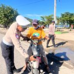 Personel Ops Ketupat Rinjani 2026 Himbau Keselamatan Berlalu Lintas di Pasar Amahami, “Mudik Aman Keluarga Bahagia”