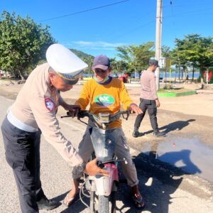 Personel Ops Ketupat Rinjani 2026 Himbau Keselamatan Berlalu Lintas di Pasar Amahami, “Mudik Aman Keluarga Bahagia”