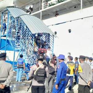 Personel Ops Ketupat Rinjani 2026 Amankan Kedatangan KM Wilis di Pelabuhan Bima