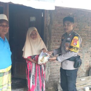 “Sentuhan Hati” Menjelang Hari Kemenangan Bhabinkamtibmas Polsek Madapangga Salurkan Bantuan Sembako Bagi Lansia dan Warga Kurang Mampu