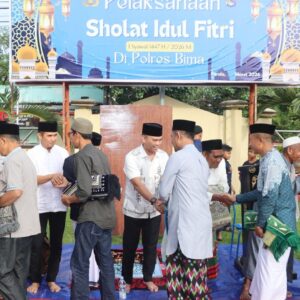 Polres Bima Kabupaten Menggelar Sholat Idhul Fitri Bersama Masyarakat di Lapangan Apel Mapolres Bima