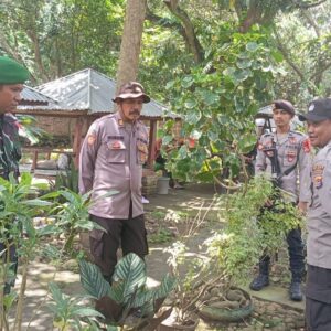 Patroli Pengamanan, Pos PAM Bolo Polres Bima Kabupaten Sita Puluhan Petasan Berbagi Jenis di Pasar Tradisional Sila