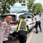 Grecep, Tidak Hanya Berjaga Petugas Pos Yan Polres Bima Kabupaten Dorong Mobil Warga Yang Mogok
