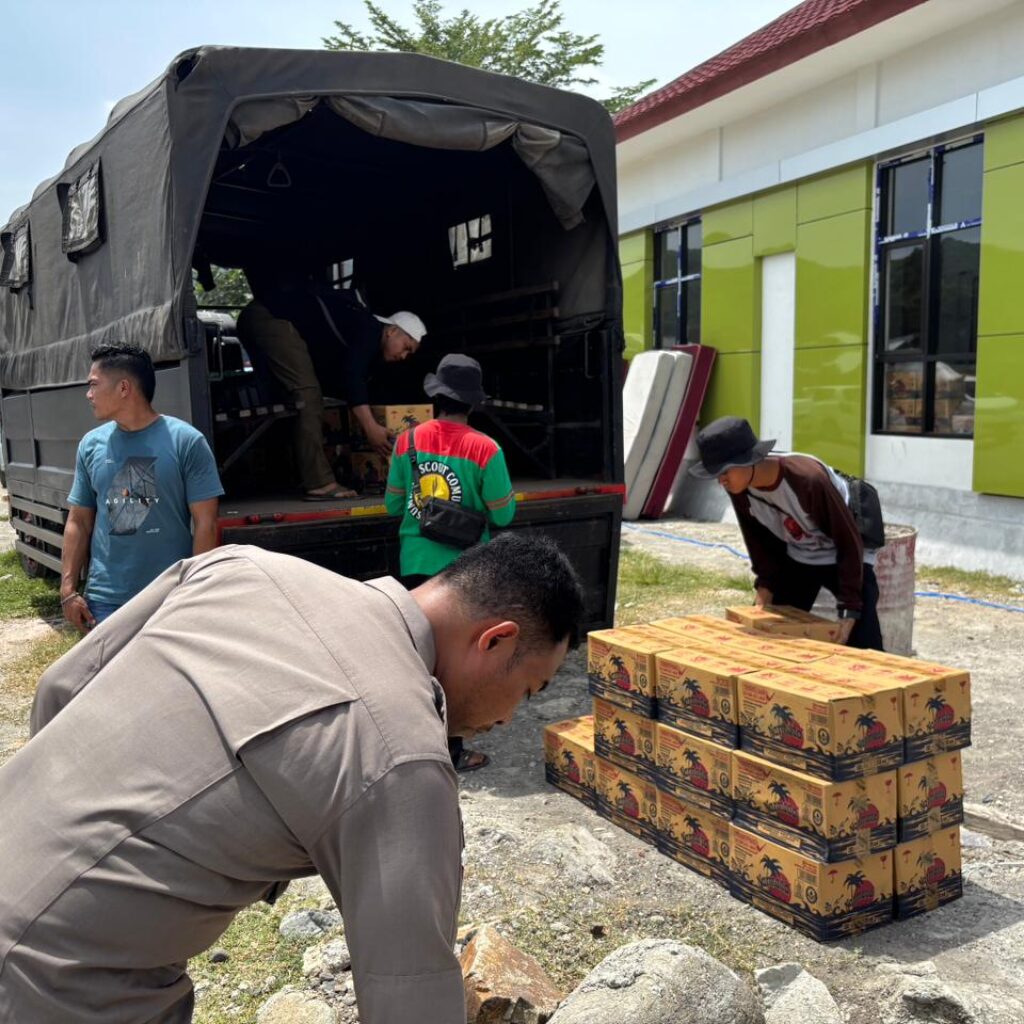 BRIMOB POLDA NTB SALURKAN BANTUAN KEMANUSIAAN UNTUK KORBAN KEBAKARAN DI KECAMATAN ALAS