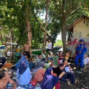 Kapal Polisi XXI-2014 Amankan Objek Wisata Pantai Nangamiro Dompu Saat Libur Lebaran
