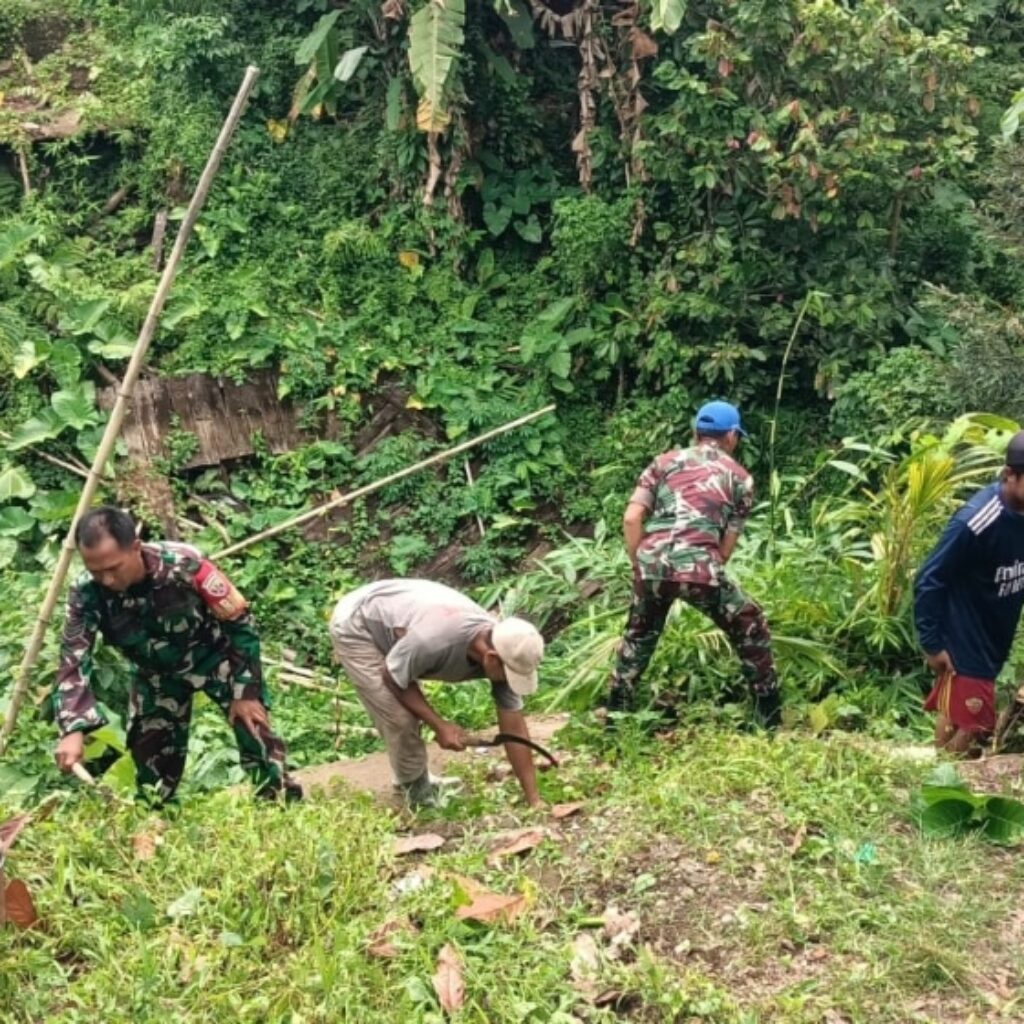 TNI dan Warga Bersatu Pulihkan Akses Terputus