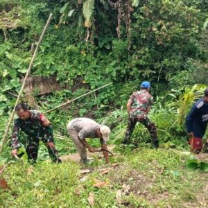 TNI dan Warga Bersatu Pulihkan Akses Terputus