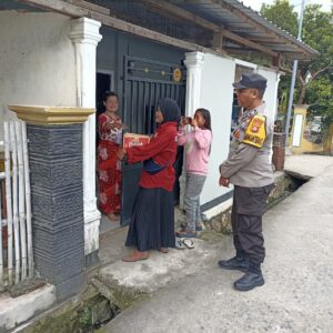 **Bhabinkamtibmas Desa Meraran Galang Dana untuk Korban Kebakaran di Sumbawa**