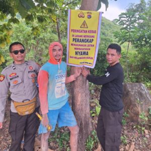 Polsek Langgudu Pasang Baliho Larangan dan Edukasi Bahaya Listrik di Area Pertanian