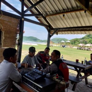 **Polsek Sekongkang Gencarkan Patroli Dialogis, Ajak Masyarakat dan Anak Muda Jaga Kamtibmas di Momentum Lebaran**
