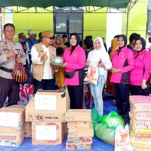 Wujud Kepedulian, Kapolsek Alas dan Bhayangkari Salurkan Bantuan bagi Korban Kebakaran Kalimango